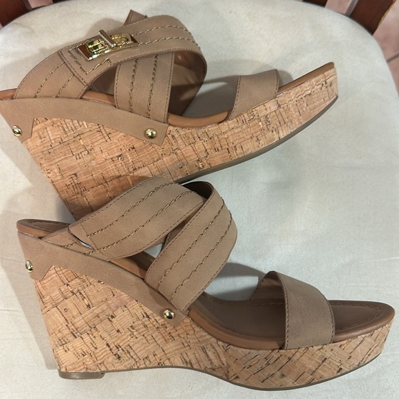 Tommy Hilfiger Tan Wedge Sandal Size 9.5 - Picture 2 of 11